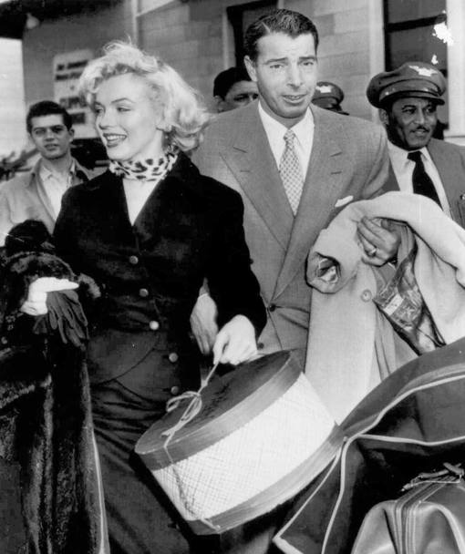 La fama di DiMaggio cresce contemporaneamente all’interesse e alla curiosit della stampa per la sua vita privata. Nel gennaio 1954 sposa Marilyn Monroe, da cui divorzier nove mesi  dopo (Ap)